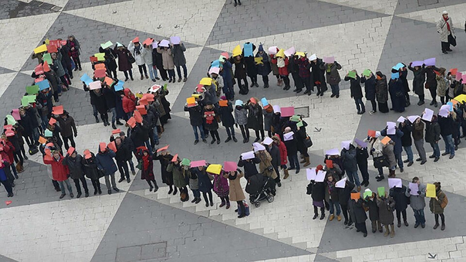 15.52-manifestation i Stockholm 2013, mot löneskillnaden mellan kvinnor och män. Klockslaget 15.52 syftar på att löneskillnaden mellan män och kvinnor gör att kvinnor efter detta klockslag jobbar ”gratis” en åtta till fem-arbetsdag (baserat på en löneskillnad på 14,1 procent). Foto: Bertil Enevåg Ericson / TT 15.52-manifestation i Stockholm 2013, mot löneskillnaden mellan kvinnor och män. Klockslaget 15.52 syftar på att löneskillnaden mellan män och kvinnor gör att kvinnor efter detta klockslag jobbar ”gratis” en åtta till fem-arbetsdag (baserat på en löneskillnad på 14,1 procent). Foto: Bertil Enevåg Ericson / TT