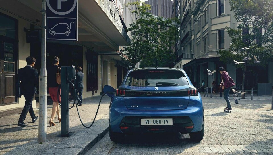 'Elektrifieringen kan urholka eftermarknadsförsäljningen', säger Helen Lees, chef för elektrifiering och uppkopplade fordon hos PSA-gruppen. På bilden syns Peugeots elbil e-208, lanserad tidigare i år. Foto: Peugeot