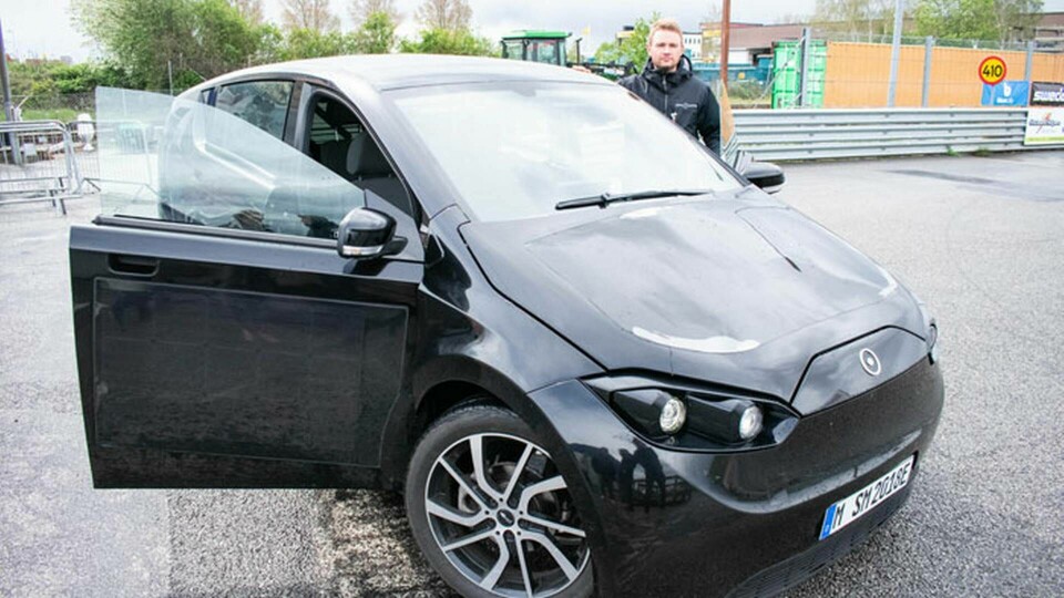 Sono Motors försäljningschef Max Flicker framför prototypen av företagets första bil Sion, med solceller på sidorna, taket och motorhuven. Foto: Johan Kristensson