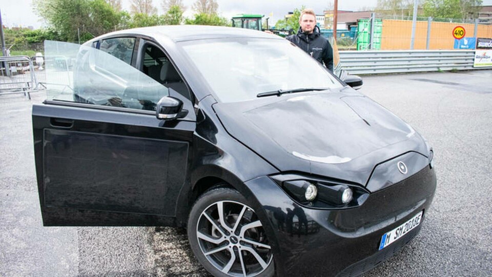 Sono Motors försäljningschef Max Flicker framför prototypen av företagets första bil Sion, med solceller på sidorna, taket och motorhuven. Foto: Johan Kristensson Sono Motors försäljningschef Max Flicker framför prototypen av företagets första bil Sion, med solceller på sidorna, taket och motorhuven. Foto: Johan Kristensson