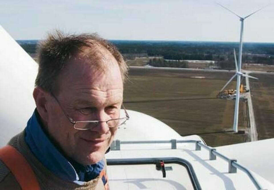 Lantbrukaren Magnus Karlsson har under 2000-talet satsat allt mer på vindkraft. Runt gården i Grästorp har han i dag fyra turbiner. Det är två av dem som försvaret nu vill ha bort. Foto: Per Jonson