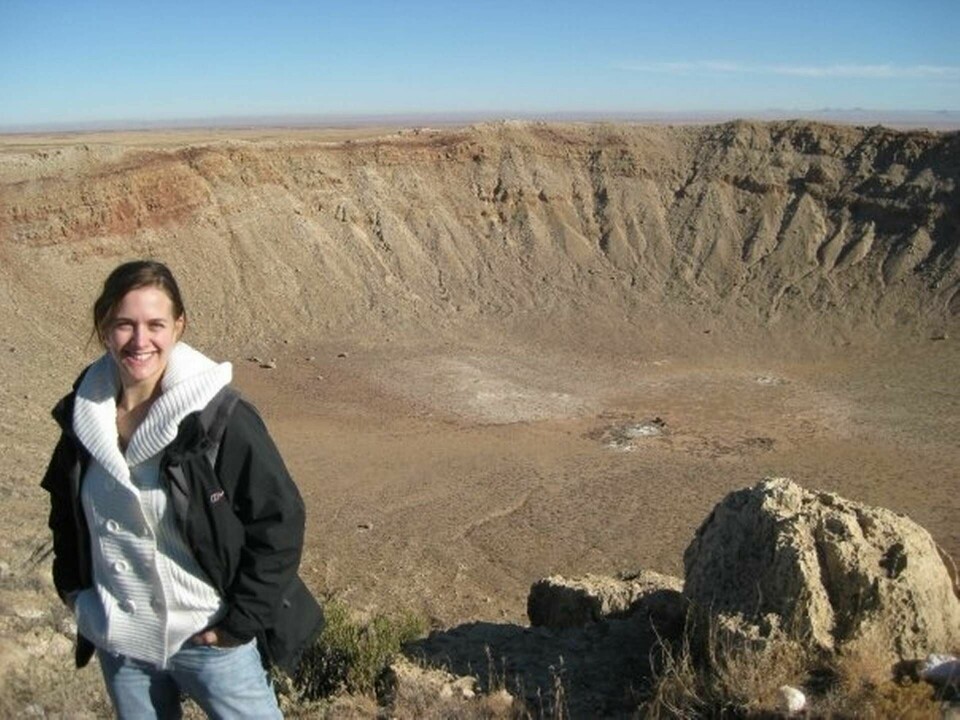 Forskaren Veronica Bray vid Barringerkratern i Arizona, med en diameter på 1,2 km – att jämföra med den nyupptäckta kraterns 8,5 km. Foto: Sarah Sutton/Lunar and Planetary Laboratory
