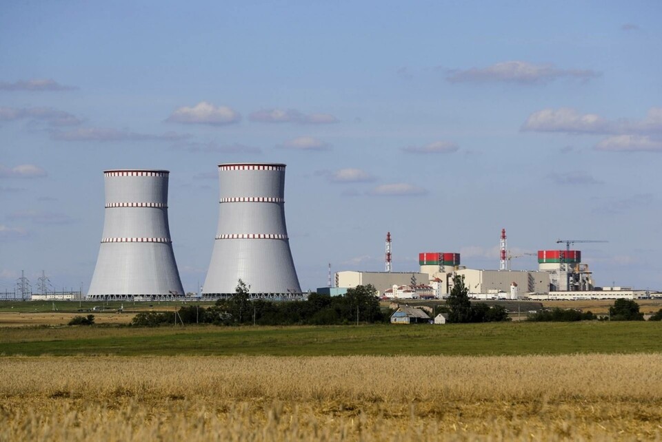 En reaktor i Belarus första kärnkraftverk har kopplats in på landets elnät. Foto: Sergej Grits/AP/TT En reaktor i Belarus första kärnkraftverk har kopplats in på landets elnät. Foto: Sergej Grits/AP/TT