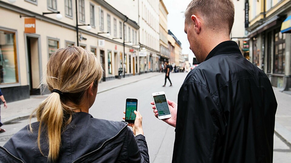 Ett par som spelar Pokémon Go. Foto: Izabelle Nordfjell / TT Ett par som spelar Pokémon Go. Foto: Izabelle Nordfjell / TT