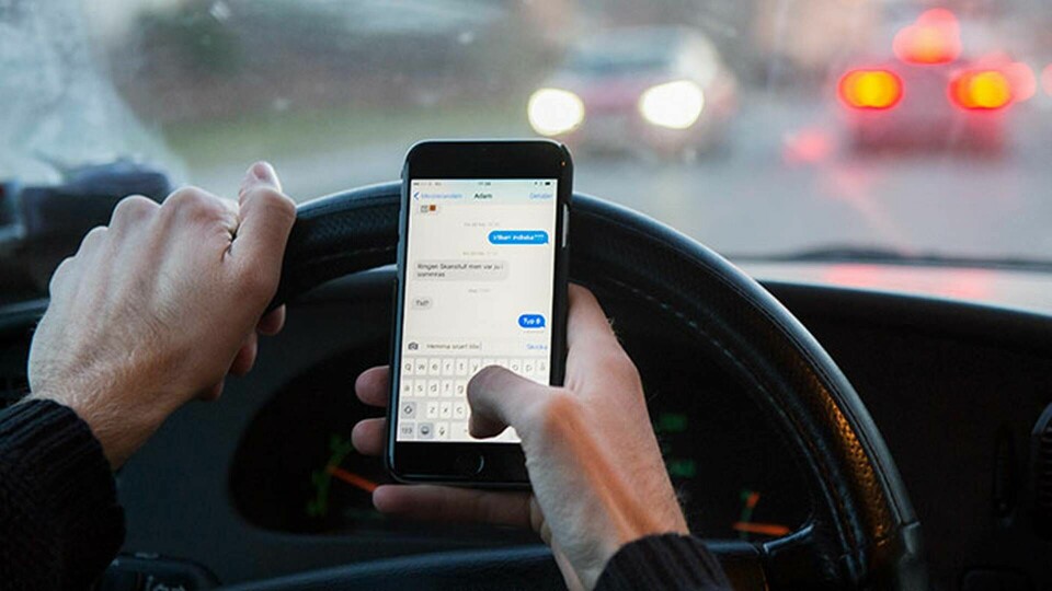 Snart blir det olaglig att ha mobiltelefonen i handen när man kör bil. Foto: TT
