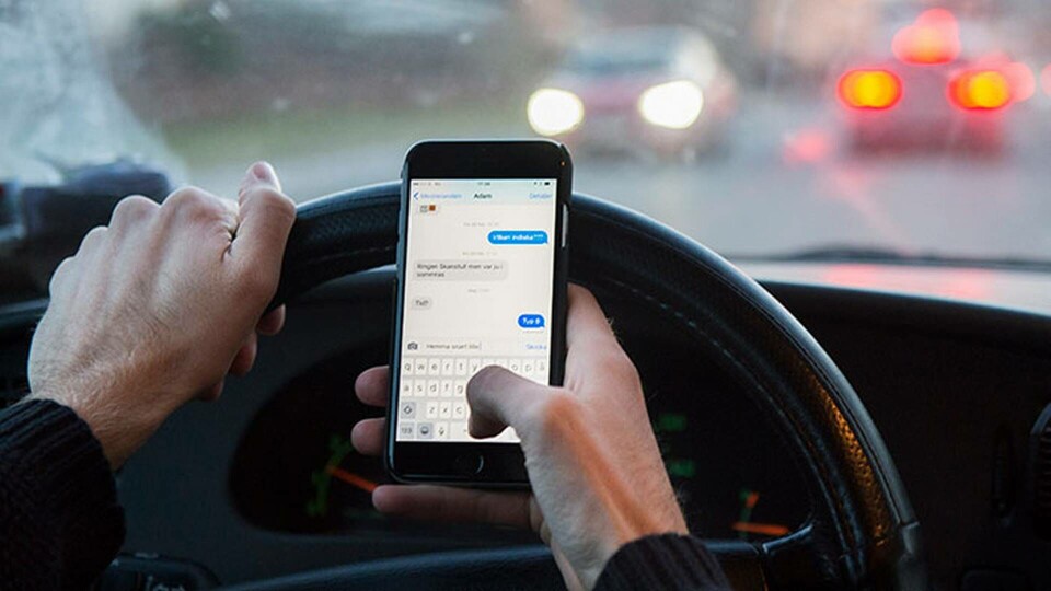 Snart blir det olaglig att ha mobiltelefonen i handen när man kör bil. Foto: TT Snart blir det olaglig att ha mobiltelefonen i handen när man kör bil. Foto: TT