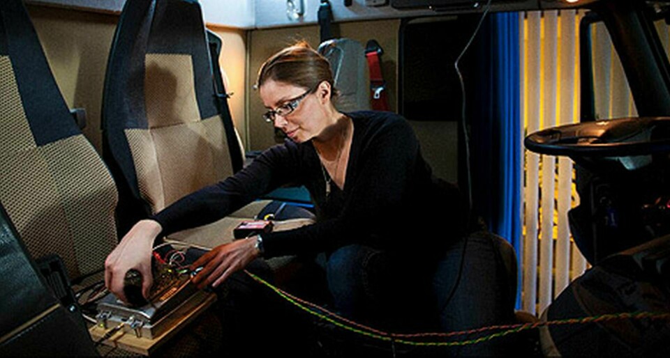 Mikaela Öhman är specialist på att skörda energi som annars går till spillo. Här försöker hon omvandla motorbuller till elektricitet. Foto: Sören Håkanlind