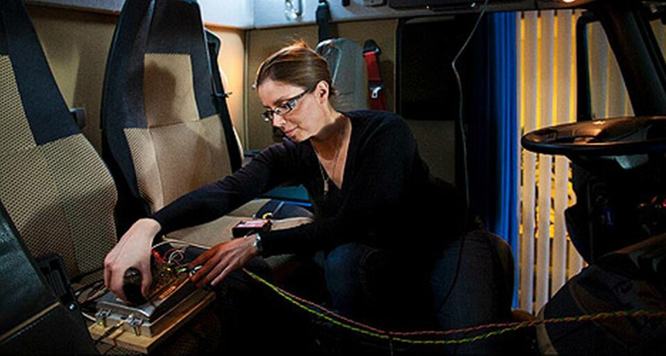 Mikaela Öhman är specialist på att skörda energi som annars går till spillo. Här försöker hon omvandla motorbuller till elektricitet. Foto: Sören Håkanlind Mikaela Öhman är specialist på att skörda energi som annars går till spillo. Här försöker hon omvandla motorbuller till elektricitet. Foto: Sören Håkanlind