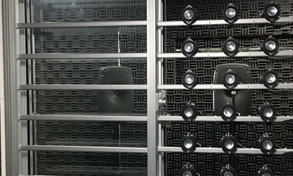 Det brusredcuerande fönstret är bestyckade med en sensor och 24 små högtalare. Foto: NTU Singapore Det brusredcuerande fönstret är bestyckade med en sensor och 24 små högtalare. Foto: NTU Singapore