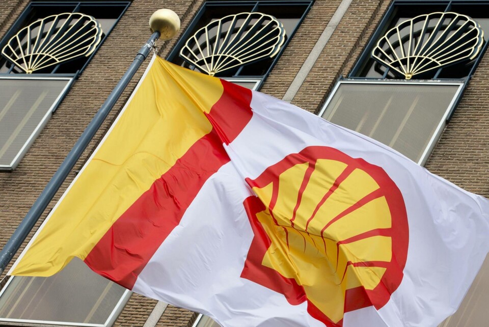 Oljekoncernen Shell köpte i fredags en fartygslast rysk råolja, men har nu beslutat att stoppa handeln med ryska råvaror. Foto: Peter Dejong AP/TT Oljekoncernen Shell köpte i fredags en fartygslast rysk råolja, men har nu beslutat att stoppa handeln med ryska råvaror. Foto: Peter Dejong AP/TT