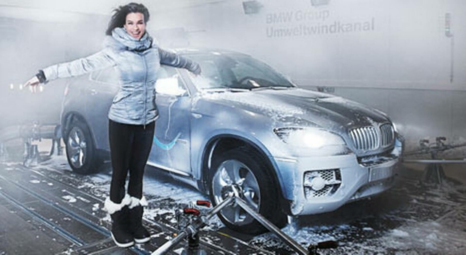Katarina Witt har, precis som Ny Tekniks Norbert Andersson, känt på kylan (-10 grader) och den hårda vinden (59 km/h) i BMWs nya miljardtestanläggning i München. Fakta om: Katarina Witt, Ålder: 44 år, Sportkarriär: Två OS-guld i konståkning (1984 och 1988) och fyra VM-guld, Östtyskan har efter karriären bland annat spelat in film med Robert De Niro och är nu BMWs olympiske ambassadör. Foto: BWMW Katarina Witt har, precis som Ny Tekniks Norbert Andersson, känt på kylan (-10 grader) och den hårda vinden (59 km/h) i BMWs nya miljardtestanläggning i München. Fakta om: Katarina Witt, Ålder: 44 år, Sportkarriär: Två OS-guld i konståkning (1984 och 1988) och fyra VM-guld, Östtyskan har efter karriären bland annat spelat in film med Robert De Niro och är nu BMWs olympiske ambassadör. Foto: BWMW