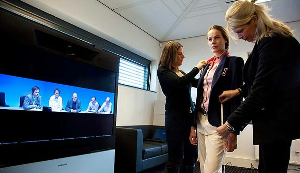 Streamad provning. Här justeras plaggen medan mötesdeltagare på andra sidan klotet tycker till. Foto: Tommy Hilfiger Streamad provning. Här justeras plaggen medan mötesdeltagare på andra sidan klotet tycker till. Foto: Tommy Hilfiger