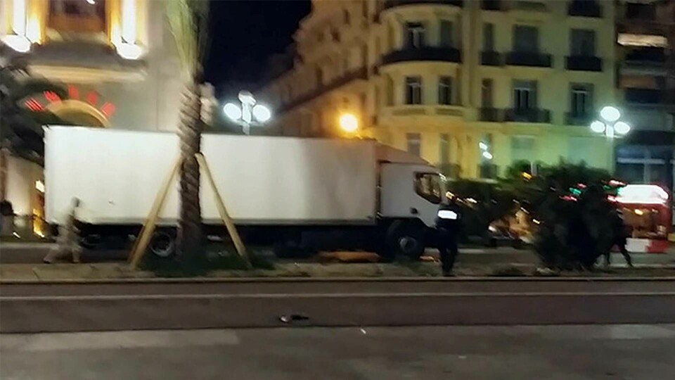 Sent på torsdagskvällen körde den misstänkte 31-åringen lastbilen rakt in i en folksamling på strandpromenaden Promenade des Anglais i Nice. Minst 84 personer är döda och över hundra skadade. Foto: Nader El Shafei via AP / TT