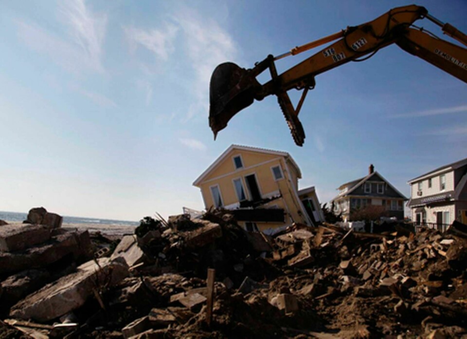 Orkanen Sandy vållade stor förstörelse i nordöstra USA. Kostnaden beräknas till 33 miljarder dollar. Miljöpartiets Gustav Fridolin och Karin Svensson Smith anser att regeringen i Sverige bör upprätta en nationell strategi för att förebygga översvämningar i stället för att satsa på 60 nya Jas-plan. Foto: Seth Wenig/AP/Scanpix
