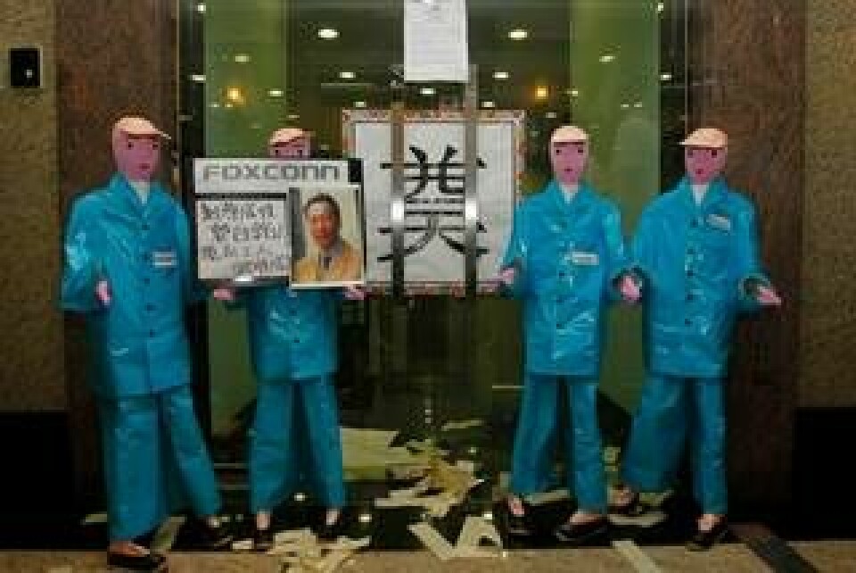 Pappdockorna som föreställer arbetare vid fabriken i Kina, lämnades utanför Foxconns kontor. Foto: Kin Cheung/Scanpix