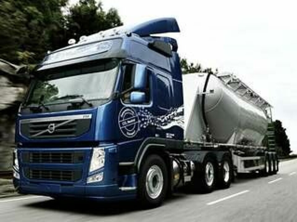 Tre lastbilar som går på en blandning av flytande gas och diesel har nu börjat fälttestas. Foto: Volvo