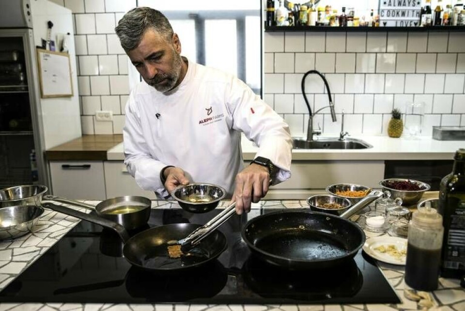 Kött som odlats fram från celler tillreds av en israelisk kock. Nu har ett Kalifornienbaserat företag fått grönt ljus från amerikanska myndigheter. Arkivbild. Foto: Tsafrir Abayov/AP/TT Kött som odlats fram från celler tillreds av en israelisk kock. Nu har ett Kalifornienbaserat företag fått grönt ljus från amerikanska myndigheter. Arkivbild. Foto: Tsafrir Abayov/AP/TT