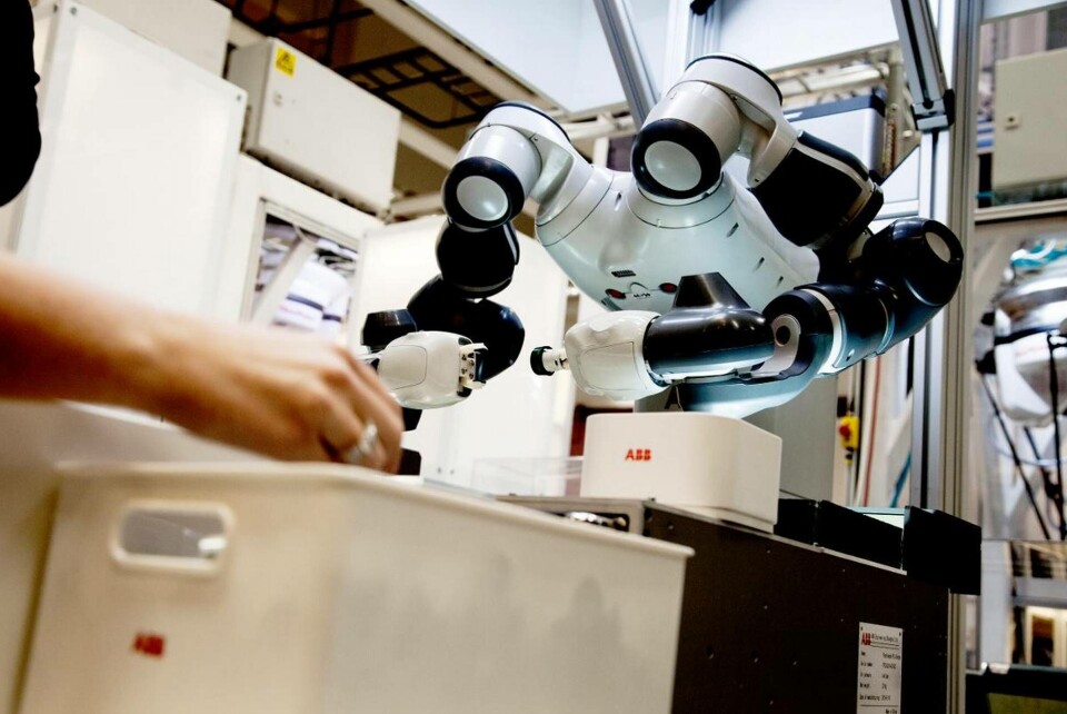 Yumi från ABB är en liten industrirobot från ABB, främst tänkt för monteringsjobb i elektronikindustrin. Roboten väger 38 kilo och har två vadderade armar. Yumi från ABB är en liten industrirobot från ABB, främst tänkt för monteringsjobb i elektronikindustrin. Roboten väger 38 kilo och har två vadderade armar.