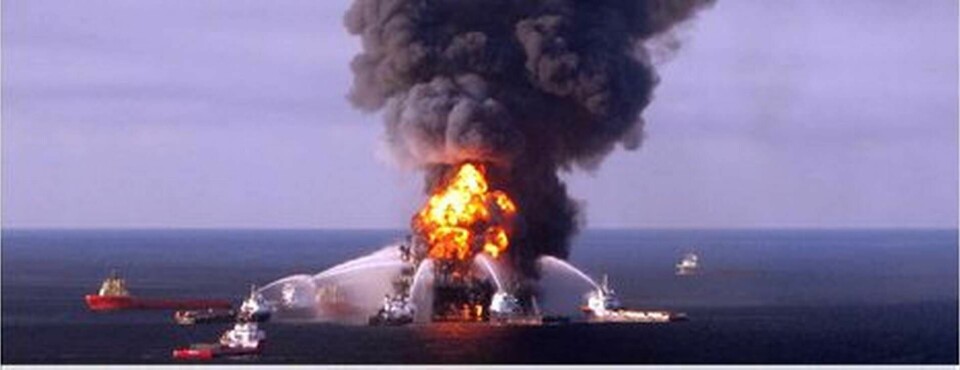 Bild från den 20 april 2010 när Deepwater Horizon exploderade. Ett dygn senare hade oljeplattformen sjunkit till botten. Foto: US Coast Guard