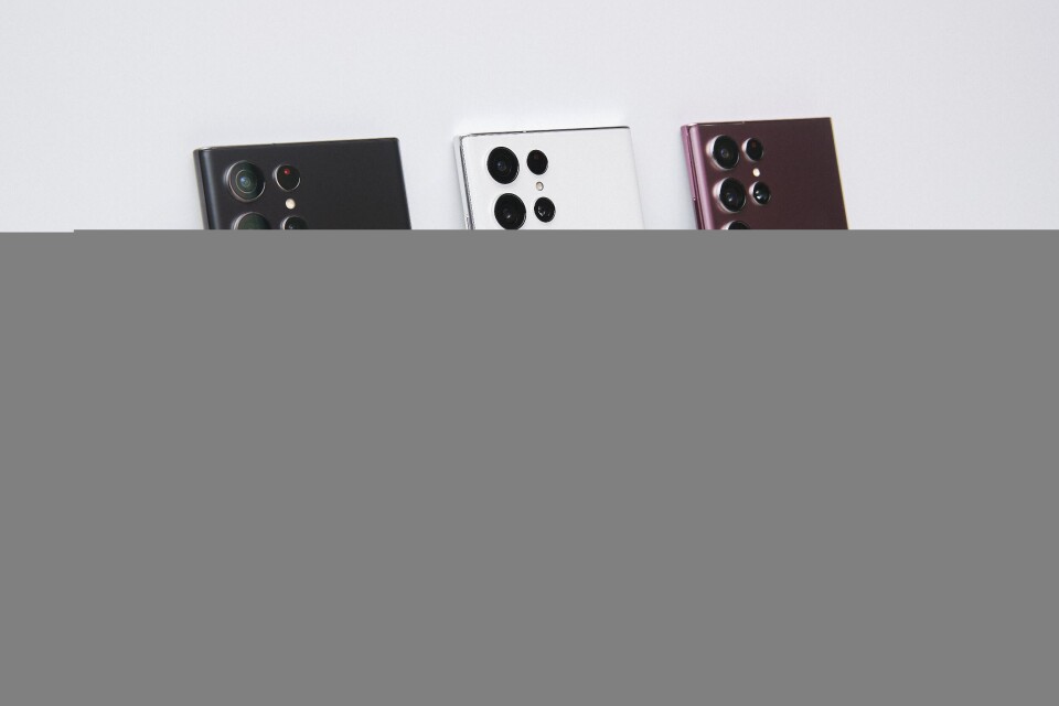 Galaxy S22 Ultra kommer i tre färger: Svart, vit och vinröd. Foto: Press Galaxy S22 Ultra kommer i tre färger: Svart, vit och vinröd. Foto: Press