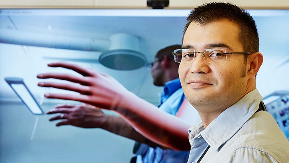 Max Ortiz Catalan visar miljön för förstärkt verklighet i sitt nya laboratorium för biomekatronik och neurorehabilitering på Chalmers. Foto: Anna-Lena Lundqvist Max Ortiz Catalan visar miljön för förstärkt verklighet i sitt nya laboratorium för biomekatronik och neurorehabilitering på Chalmers. Foto: Anna-Lena Lundqvist