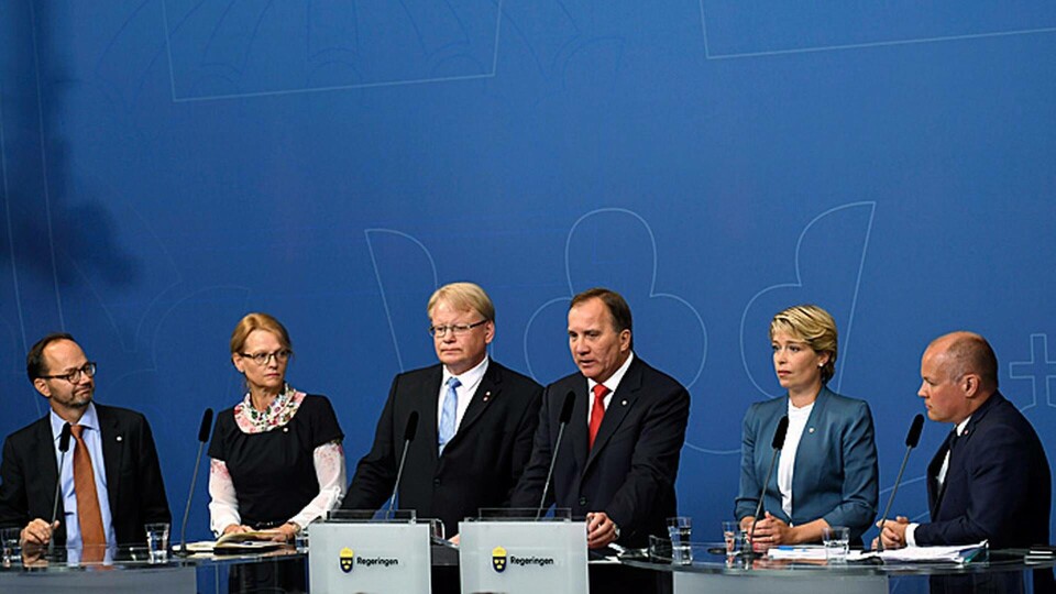 Tomas Enenroth, infrastrukturminister, Helene Fritzon, migrationsminister, Peter Hultqvist, försvarsminister, statsminister Stefan Löfven, socialminister Annika Strandhäll, Morgan Johansson, justitie- och inrikesminister, under pressträffen i Rosenbad. Foto: Erik Simander/TT Tomas Enenroth, infrastrukturminister, Helene Fritzon, migrationsminister, Peter Hultqvist, försvarsminister, statsminister Stefan Löfven, socialminister Annika Strandhäll, Morgan Johansson, justitie- och inrikesminister, under pressträffen i Rosenbad. Foto: Erik Simander/TT