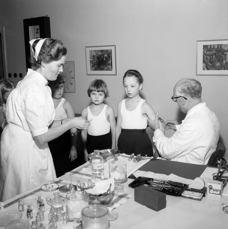 Två skolbarn vaccineras mot polio i Landskrona, troligen år 1957. Foto: MUSTANG MEDIA/TT Två skolbarn vaccineras mot polio i Landskrona, troligen år 1957. Foto: MUSTANG MEDIA/TT