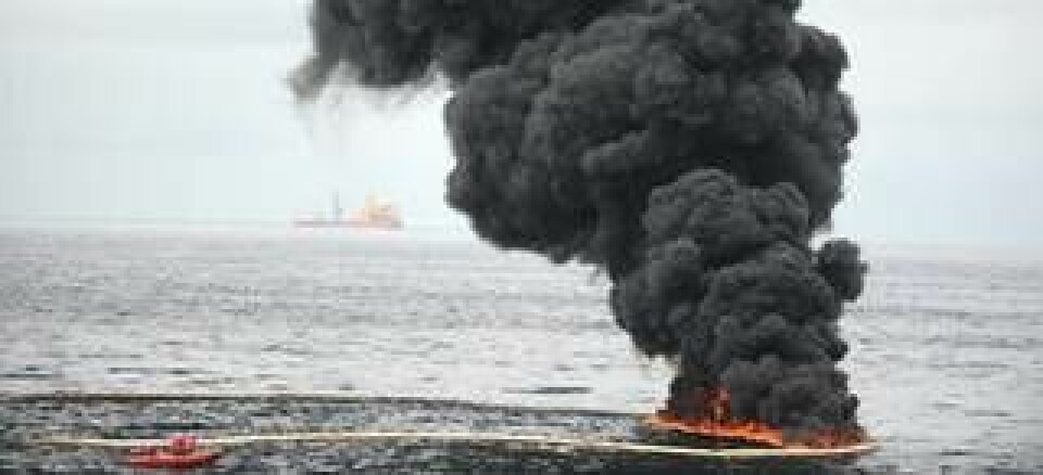 Efter att vädret blivit bättre har man också kunnat bränna råoljan på havet.
