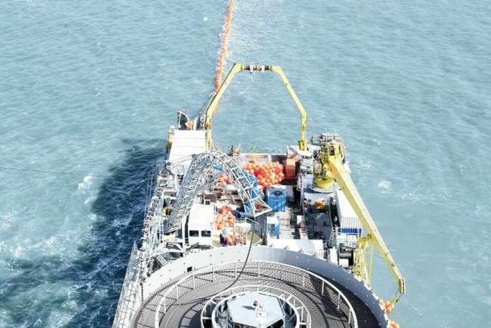 Nordbalt-förbindelsen togs i drift 2016. Här pågår nedsänkning av kabelpaketet, två likströmskablar och en optofiber för kommunikation, från fartyget Topaz Installer. Foto: ABB
