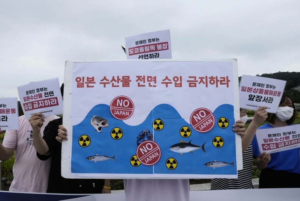 Spillvattnet vid Fukushima väcker känslor i hela regionen. Bild från demonstration i Sydkorea den 11 juni i år. Foto: Ahn Young-Joon/AP/TT Spillvattnet vid Fukushima väcker känslor i hela regionen. Bild från demonstration i Sydkorea den 11 juni i år. Foto: Ahn Young-Joon/AP/TT
