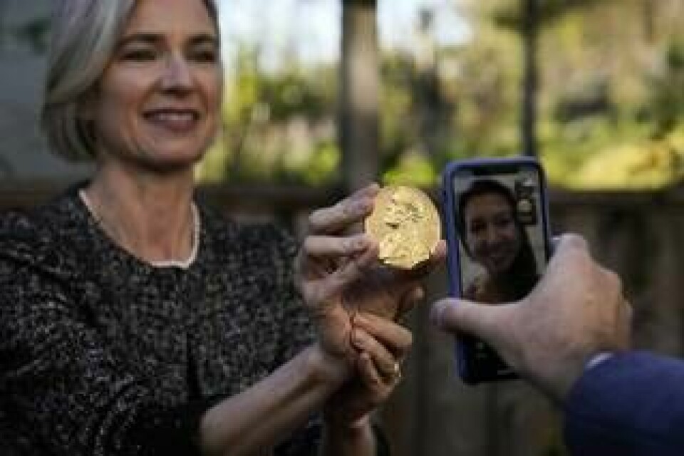 Jennifer Doudna visar upp sin medalj vid en ceremoni i Kalifornien förra året.