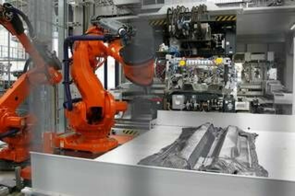 Kolfibermattor förformas vid BMW:s fabrik i Leipzig. Foto: BMW