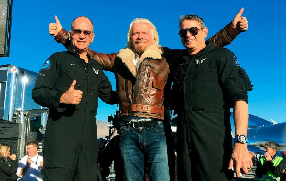 Richard Branson med piloterna som genomförde testflygningen av Virgin Galactis rymdskepp i Mojaveöknen. Foto: John Antczak / TT
