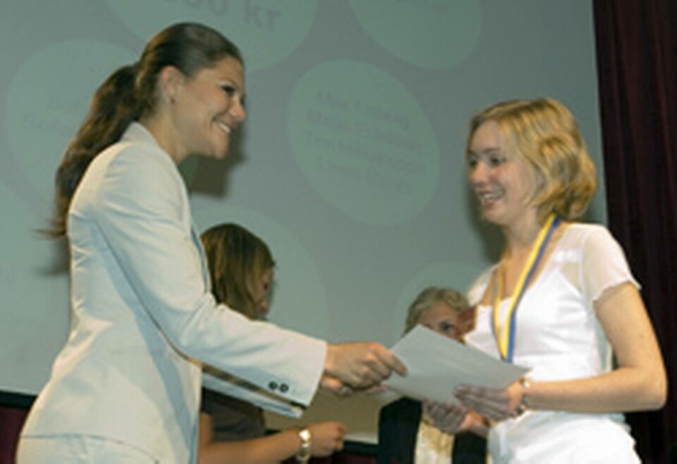 Sofie Bruneskogh tar emot pris av Kronprinsessan vid prisutdelningen för Finn upp 2006. Foto: Nisse Cronestrand Sofie Bruneskogh tar emot pris av Kronprinsessan vid prisutdelningen för Finn upp 2006. Foto: Nisse Cronestrand