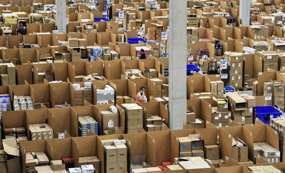 Amazons centrallager i Europa finns i Tyskland. Huruvida Amazon etablerar ett lager i Sverige är oklart. Foto: Martin Meissner/AP/TT Amazons centrallager i Europa finns i Tyskland. Huruvida Amazon etablerar ett lager i Sverige är oklart. Foto: Martin Meissner/AP/TT