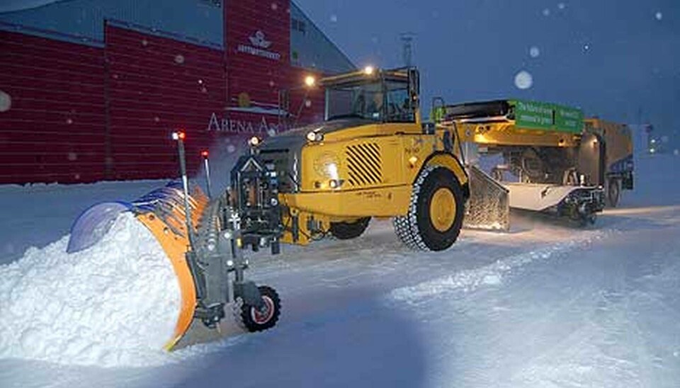 Den biogasdrivna snöröjaren hårdtestas i Kirunas vinterklimat. Ett av målen med vintertestet är att se hur hög biogasinblandningen blir under verklig drift. Den biogasdrivna snöröjaren hårdtestas i Kirunas vinterklimat. Ett av målen med vintertestet är att se hur hög biogasinblandningen blir under verklig drift.