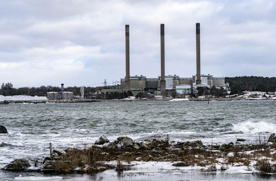 Det oljeeldade Karlshamnsverket i Stillerydshamnen i Karlshamn. Karlshamnsverket från 1969 är med sina tre ångpannor med tillhörande turbiner och generatorer på 3x335 MW Sveriges största fossileldade kondenskraftverk. Foto: Johan Nilsson/TT Det oljeeldade Karlshamnsverket i Stillerydshamnen i Karlshamn. Karlshamnsverket från 1969 är med sina tre ångpannor med tillhörande turbiner och generatorer på 3x335 MW Sveriges största fossileldade kondenskraftverk. Foto: Johan Nilsson/TT