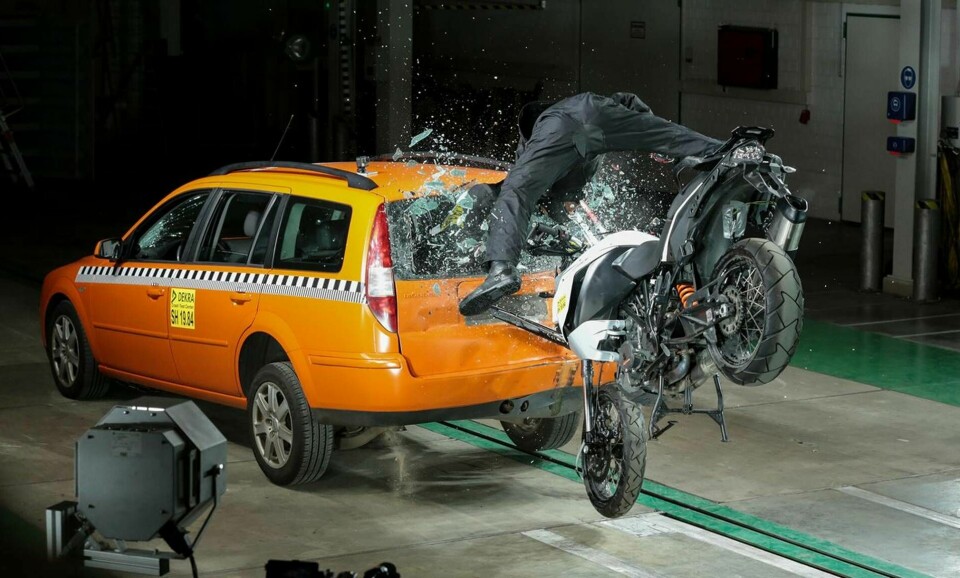 Bosch krocktest mellan personbil och en motorcykel. Foto: Carolin Thiersch Photography