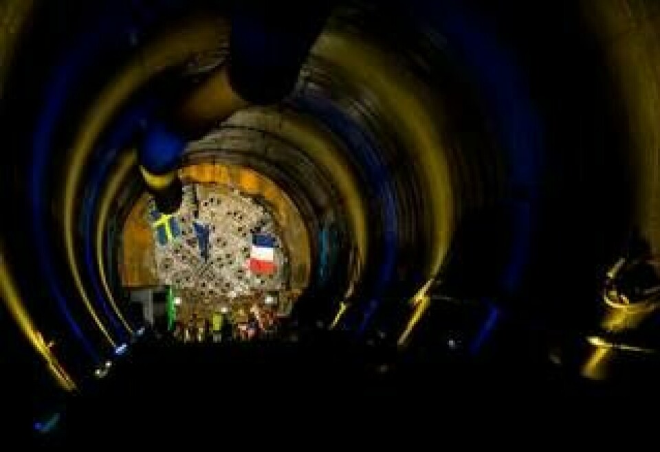 Det blev applåder, vinkningar och flaggspel när tunnelborren Åsa knäckte sista bergväggen i Hallandsåsen och fullbordade projektets östra tunnelrör. Foto: Björn Lindgren/Scanpix