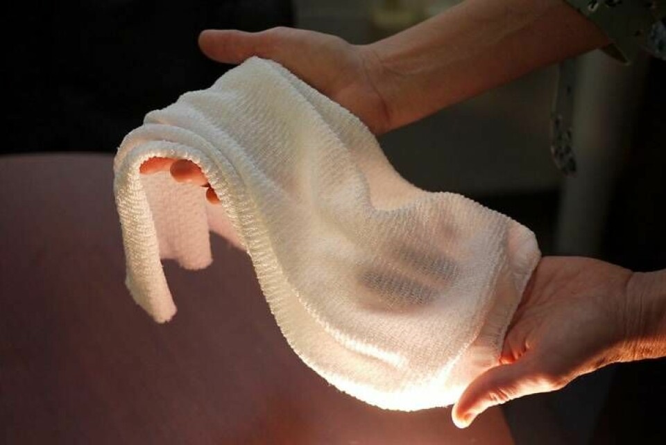 Forskare vid University of Maryland har utvecklat en textil som kan 'känna av' när den ska värma eller kyla ner någon. Foto: Faye Levine, University of Maryland
