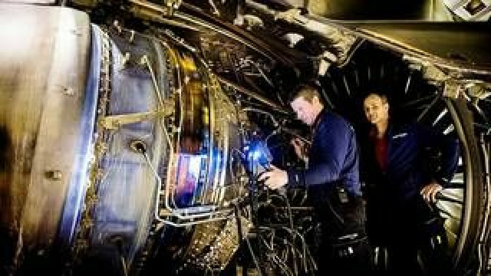 Flygteknikerna Fredrik Sabel och Linus Johannisson i hangar 4 på Arlanda gör en rutinmässig koll av motorn med hjälp av boroskopi, en titthålskamera. De går igenom hela turbinen, en procedur som tar tre timmar. Som regel servas bara en motor åt gången på flygplanet. Foto: Patrik Lundin