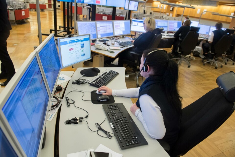 Operatörer på SOS Alarm på Malmskillnadsgatan i Stockholm. Centralen ligger 36 meter under mark och tar hand om Storstockholms alla 112-samtal. Foto: Fredrik Sandberg/TT Operatörer på SOS Alarm på Malmskillnadsgatan i Stockholm. Centralen ligger 36 meter under mark och tar hand om Storstockholms alla 112-samtal. Foto: Fredrik Sandberg/TT