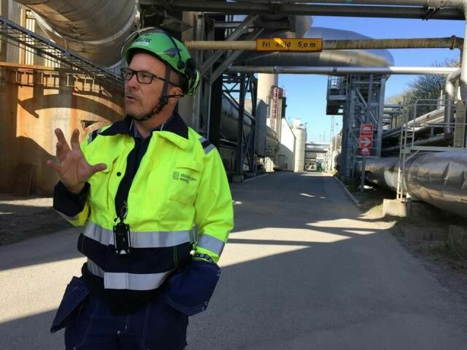 Stockholm Exergi ska testa att avskilja koldioxid från rökgaserna från biokraftvärmeverket i Värtahamnen. Kraftverket är nybyggt och stod klart 2016. Platschef Mats Claesson är mycket nöjd med dess funktion. Foto: Linda Nohrstedt