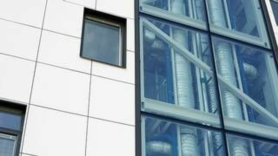 Stora glaspartier i fasaderna förstärker intrycket av att forskning pågår. Innanför syns ventilationskanalerna. Foto: Erik Abel