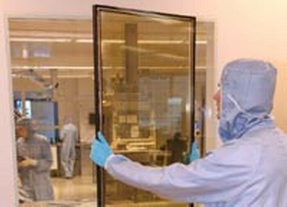 En tunn elektrokrom folie reglerar automatiskt hur mycket ljus och värme som släpps in genom fönstret. Bilden är tagen i Chromogenics renrumsanläggning i Uppsala. Foto: Chromogenics En tunn elektrokrom folie reglerar automatiskt hur mycket ljus och värme som släpps in genom fönstret. Bilden är tagen i Chromogenics renrumsanläggning i Uppsala. Foto: Chromogenics