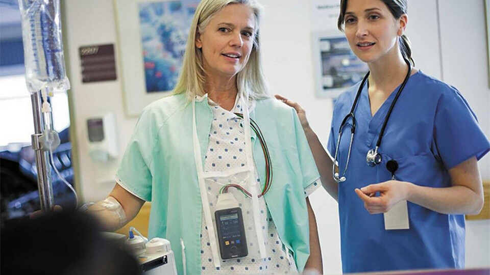 Patienterna bär med sig en trådlös övervakningsenhet som kommunicerar med vårdsystemet via wifi. Foto: Philips Patienterna bär med sig en trådlös övervakningsenhet som kommunicerar med vårdsystemet via wifi. Foto: Philips