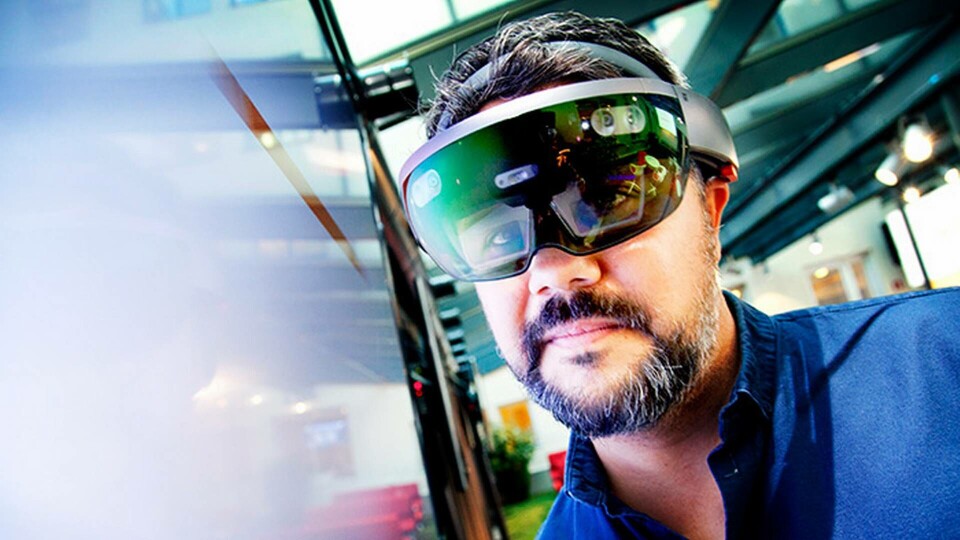 Ny Tekniks reporter Peter Ottjsö testar Hololens. Foto: Jörgen Appelgren Ny Tekniks reporter Peter Ottjsö testar Hololens. Foto: Jörgen Appelgren