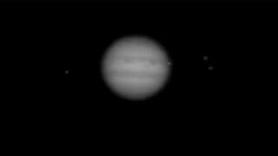 Den lilla pricken till höger är ett objekt som krockar in i Jupiter. (Bild ur amatörfilmen)