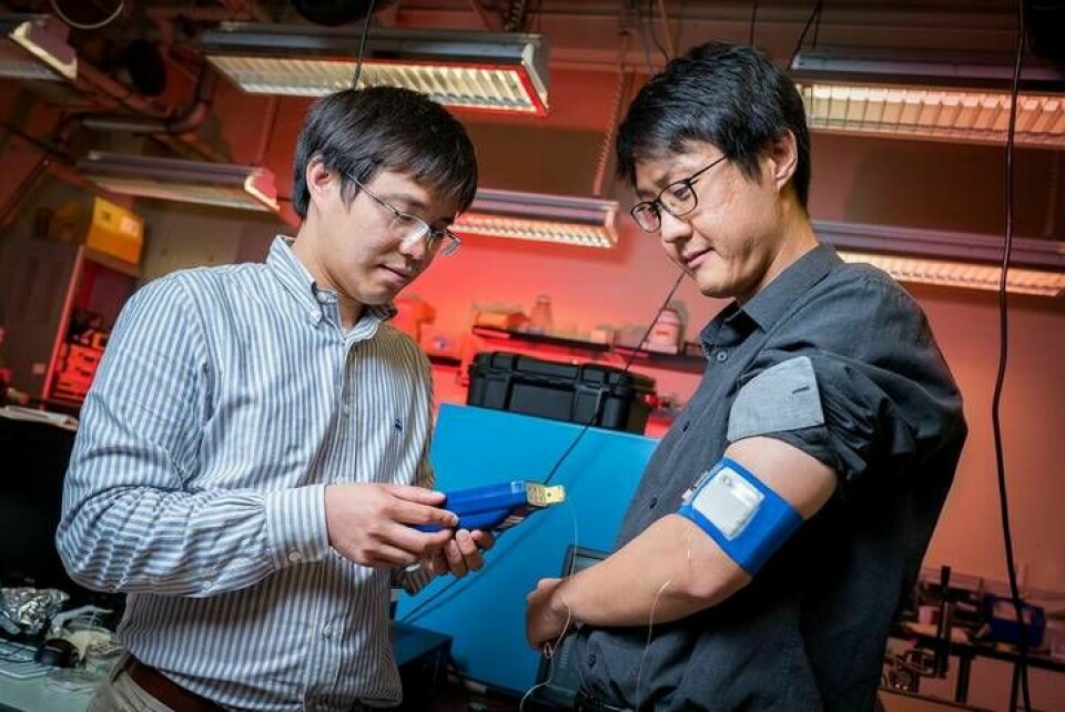 Professor Renkun Chen mäter temperaturen på prototypsystemet som bärs av doktoranden Sahngki Hong. Foto: David Baillot – UC San Diego Jacobs School of Engineering