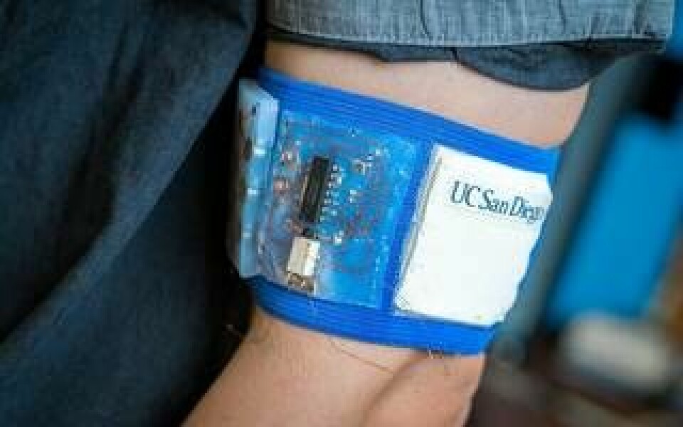 Prototypen inbäddad i ett armband. Foto: David Baillot – UC San Diego Jacobs School of Engineering